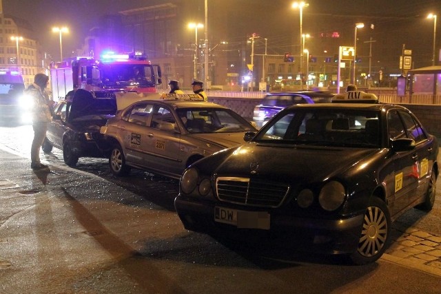Wrocław, plac Dominikański, pijany kierowca wjechał w zaparkowane taksówki