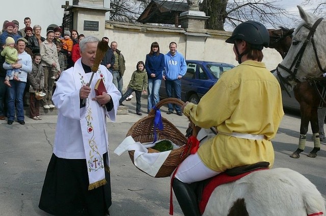 Taką delegację na święcenie pokarmów zastał dziś przed kościołem Krzysztof Brański, proboszcz z Wiśniowej. Najwięcej jedzenia do poświęcenia miał kucyk.