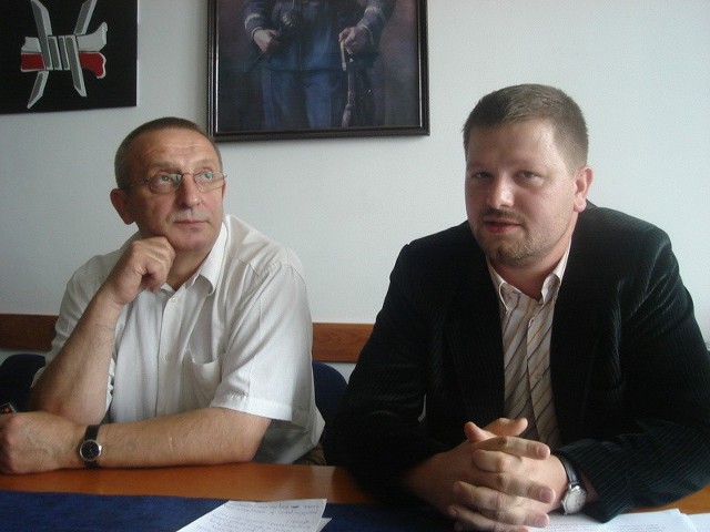 - W sumie zawieziemy na Ukrainę dary o wartości około 50 tysięcy złotych &#8211; mówi Wiesław Mizerski (z lewej). Obok Jerzy Zawodnik