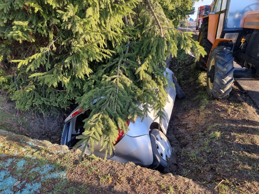Wypadek w Żurawicy pod Przemyślem. 20-letnia kierująca mazdą rozbiła samochód w przydrożnym rowie [ZDJĘCIA]