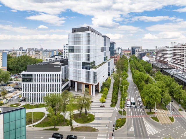 Firmie Axxiome zależało na stworzeniu przyjaznej i nowoczesnej przestrzeni do pracy, dobrze skomunikowanej zarówno z poszczególnymi rejonami Wrocławia, jak i strefą podmiejską. Centrum Południe oferuje świetną lokalizację oraz dobrze przemyślaną przestrzeń biurową i rekreacyjną