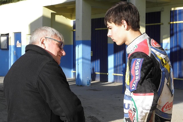 Kamil Pulczyński, junior Unibaxu Toruń z trenerem Janem Ząbikiem w parkingu grudziądzkiego klubu