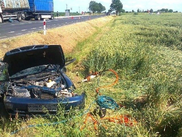 Po zderzeniu z ciężarówką daewoo znalazło się w przydrożnym rowie.