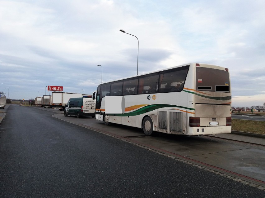 Pasażerowie pojechali w dalszą podróż z innym kierowcą,...