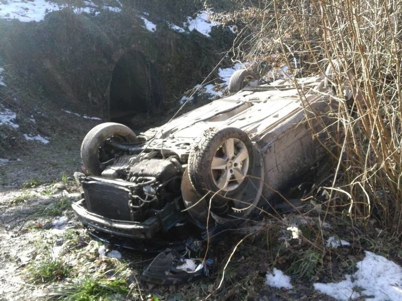 Śmiertelne dachowanie w Bartkowej Posadowej. Nie żyje kierowca [AKTUALIZACJA]