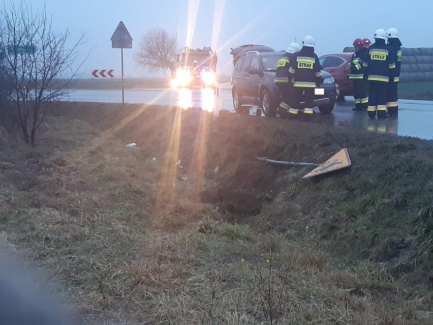 Zabawa. Samochód uderzył w znak drogowy i wylądował w rowie