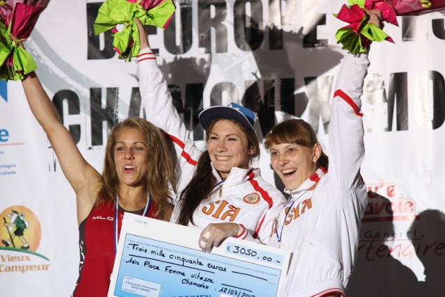Aleksandra Rudzińska z Pol-Inowex Skarpa Lublin (z lewej) na drugim stopniu podium podczas mistrzostw Europy seniorów we francuskim Chamonix