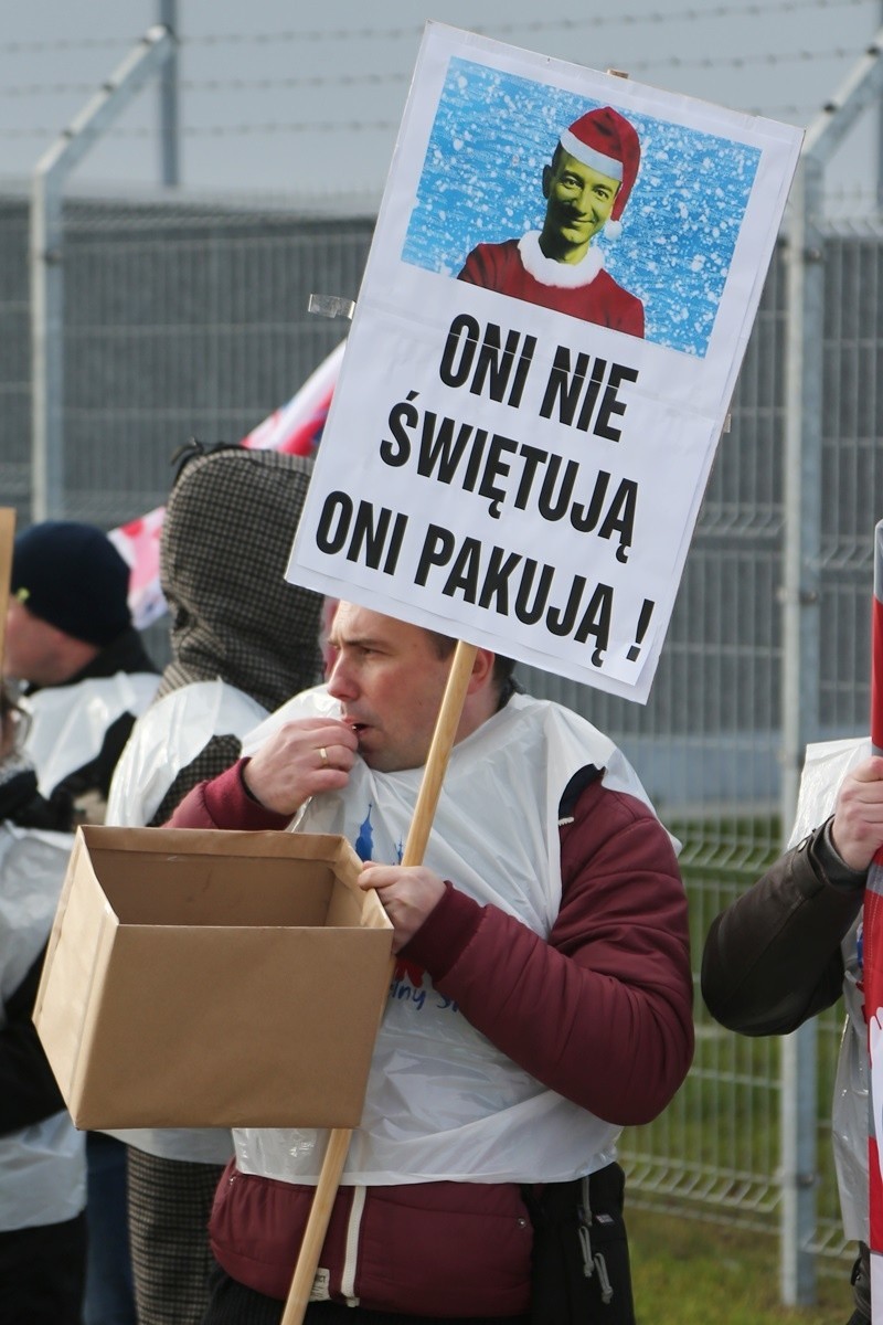 Protest pod Amazonem. Kierownicy wyszli do ludzi z kawą (ZDJĘCIA)