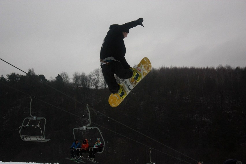 Wielkie otwarcie snowparku w Bałtowie z efektownymi pokazami trików (ZDJĘCIA)