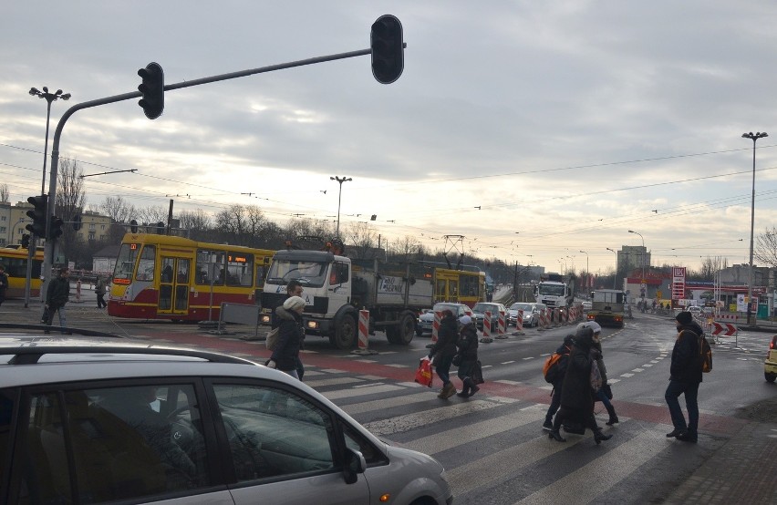 Budowa Trasy W-Z. Od poniedziałku tramwaje i autobusy pojadą inaczej [MAPY]