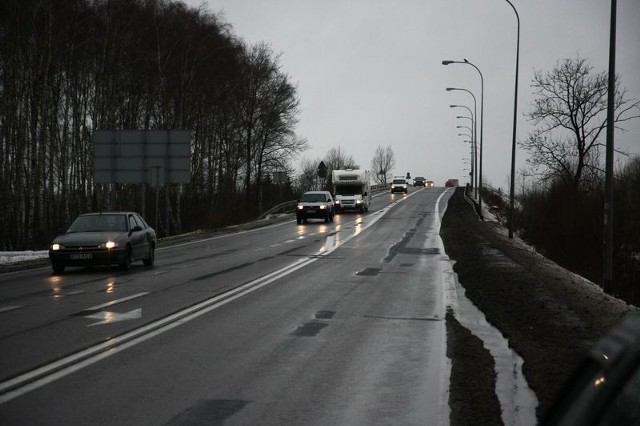 Co roku po opadach śniegu i marznącego deszczu zjazd z wiaduktu na Kleeberga zamienia się w ślizgawkę. Kierowcy apelują do drogowców o zwrócenie szczególnej uwagi na ten odcinek.