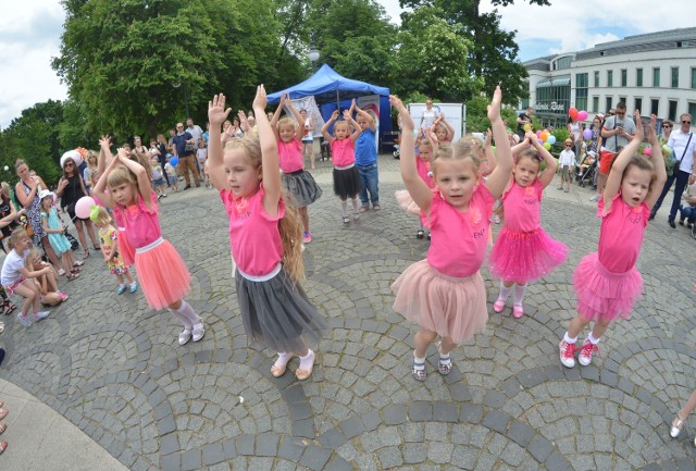 „Roztańczona Akademia Malucha Smagowska Dance Studio” zaprezentowała  na deptaku żywiołowy i barwny pokaz tańca.