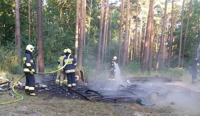 W czwartek rano, 30 lipca 2020 r., strażacy otrzymali zgłoszenie alarmowe o pożarze lasu w Tarnowie Jeziernym w gminie Sława. Na miejsce natychmiast wyjechały zastępy: JRG Wschowa, JRG Nowa Sól, OSP Lubięcin i OSP Sława (dwie jednostki). Okazało się, że w kompleksie leśnym płonie przyczepa kempingowa. Pomimo szybkiej akcji gaśniczej, przyczepy nie udało się uratować. Spłonęła doszczętnie. Na szczęście nie zapalił się okoliczny las.