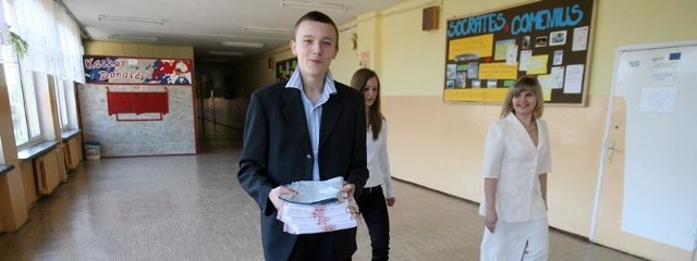 Uczniowie gimnazjum nr 10 w Rzeszowie odebrali zafoliowane arkusze egzaminacyjne.