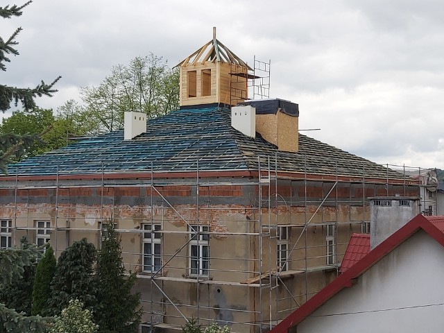 W ramach remontu budynku przy ul. Jagiellońskiej, gdzie będzie się mieścił ŚDS, na dachu odtwarzana jest znajdująca się tu kiedyś wieżyczka