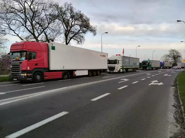 Policja i straż graniczna prowadzą kontrole na drodze dojazdowej do mostu na Odrze. Kierowcy ciężarówek, którzy złamią przepisy, są od razu zatrzymywani. Wystawiane są mandaty.