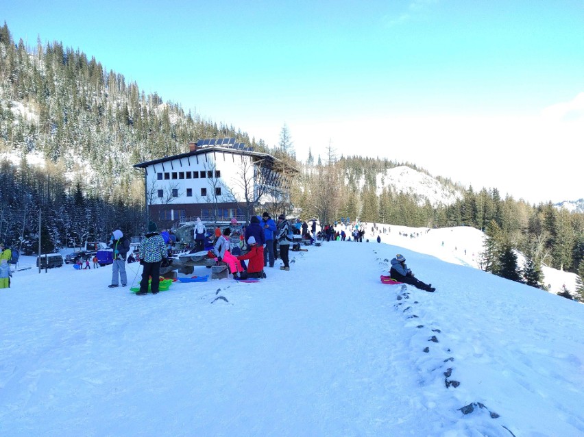 Tatry. Kalatówki w zimowej aurze. Słońce, śnieg i sporo... saneczkarzy