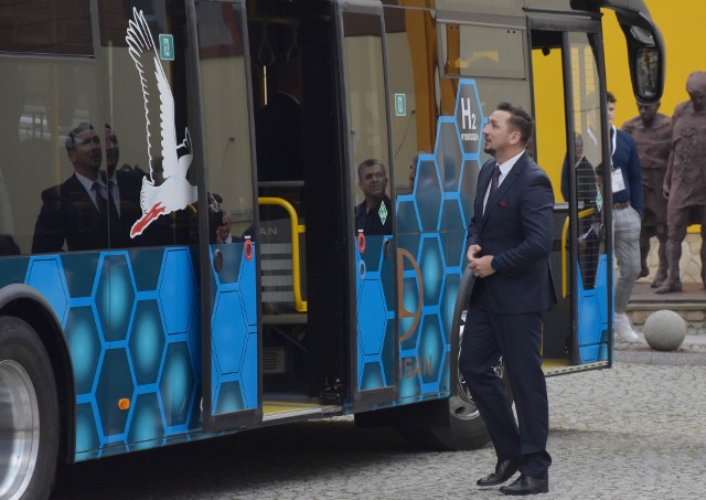 N/z Tomasz Matuszewski, burmistrz Sanoka podczas prezentacji autobusu na II Sanockim Forum Gospodarczym.