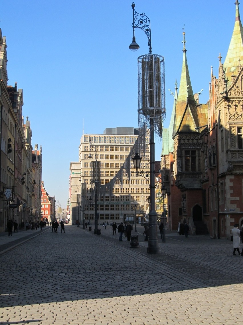 Wrocław: Nie ma już choinki w Rynku. Znikają świąteczne dekoracje (ZDJĘCIA)