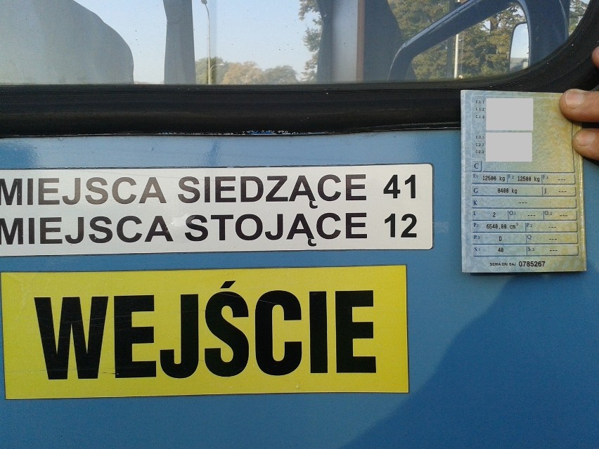 Zdezelowany autobus pełen dzieci jechał zatrzymany na ulicach Kalisza