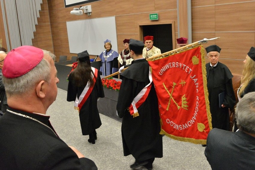 Profesor Zbigniew Puchalski, wybitny chirurg i nauczyciel z Białegostoku, z tytułem doktora honoris causa kieleckiego uniwersytetu