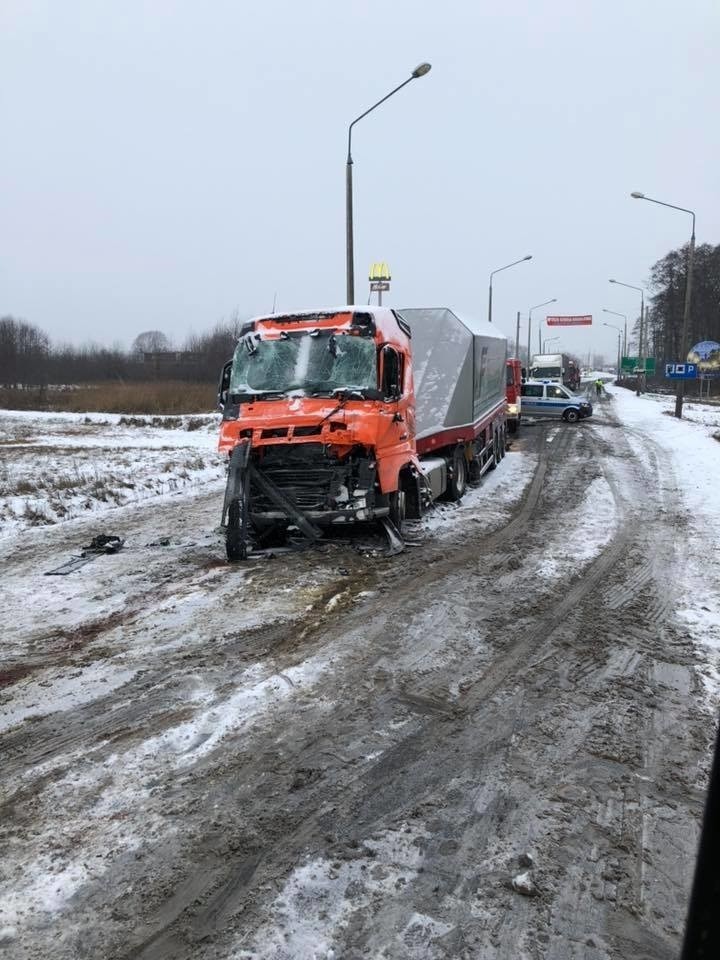Wypadek na drodze krajowej numer 12 w Radomiu. Zderzenie dwóch TIR-ów. Ulica Zwolińskiego była zablokowana (nowe zdjęcia)