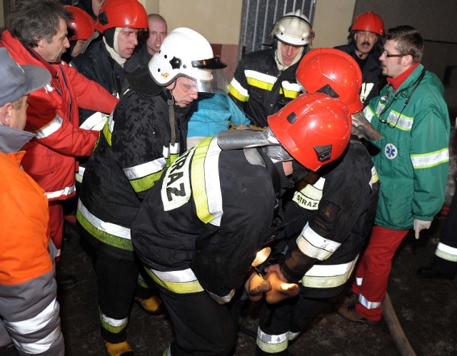 Strażacy podczas akcji ratunkowej w wieżowcu przy ul. Popielów 1.