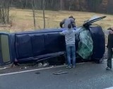 Bus dachował na drodze krajowej nr 46 niedaleko Kłodzka [ZDJĘCIA]