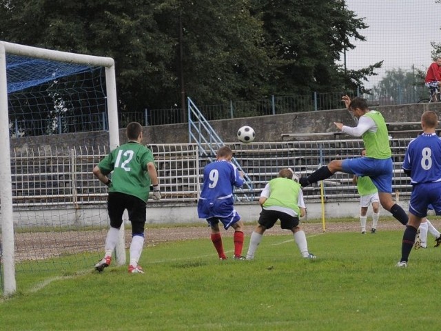 (niebieskie stroje) wygrał na trudnym terenie w Rypinie.