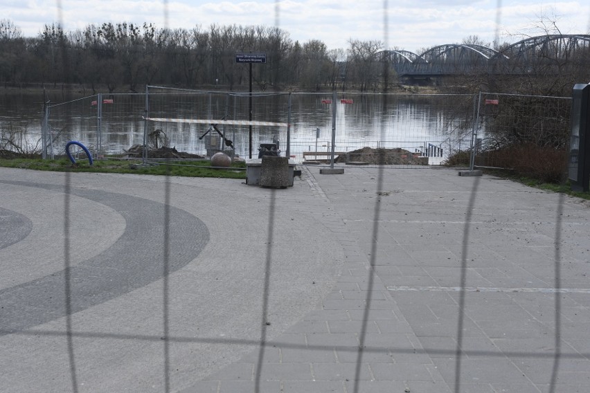 Podczas prac na bulwarze natknięto się na kolejne...