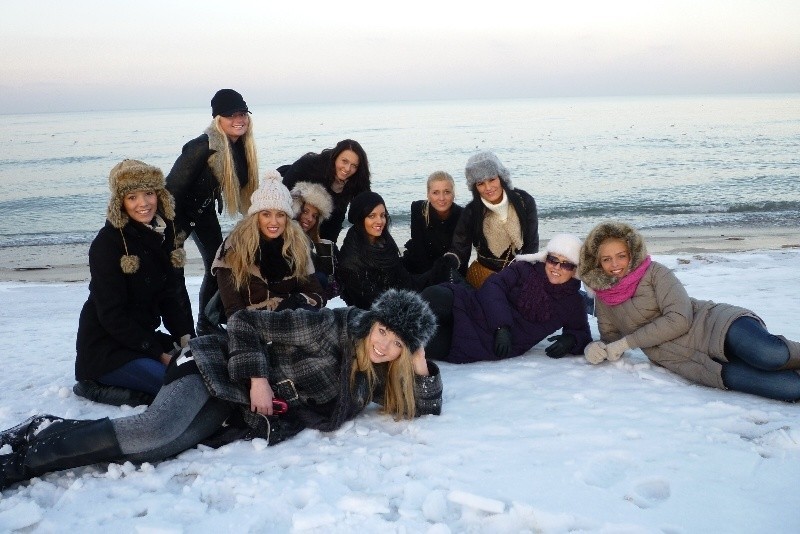 Zimowa plaża. Pierwsza z lewej siedzi Magda Brojewska - Miss...