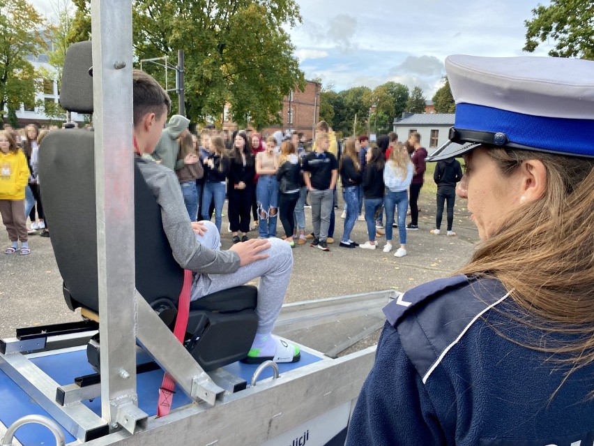 Policjanci z Zambrowa wzięli udział w Roadpol Safety Days. Funkcjonariusze przeprowadzili warsztaty z uczniami ZSA [ZDJĘCIA] 