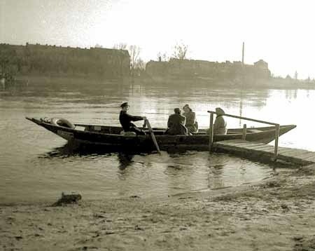 Taką łódką Paweł Zacharek aż do 1965 r. przewoził gorzowian przez Wartę.