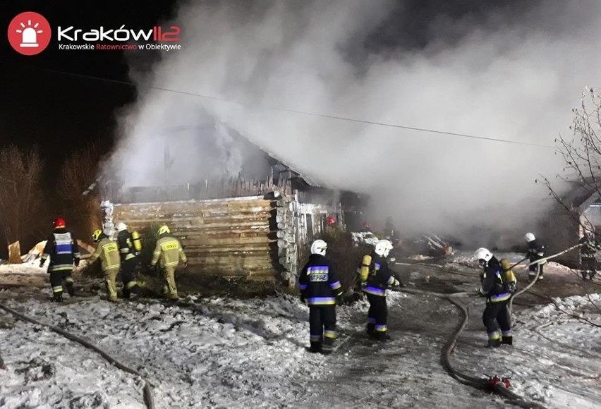 Pożar w Dubiu w powiecie krakowskim. Doszczętnie spłonął drewniany budynek [ZDJĘCIA]