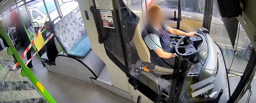 Pobił kontrolerów i uciekł z autobusu. Policjanci zatrzymali agresywnego mężczyznę WIDEO