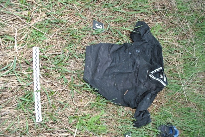 Medyka. Zmumifikowane zwłoki leżały w trawie. Policjanci próbują ustalić tożsamość mężczyzny (FOTO)