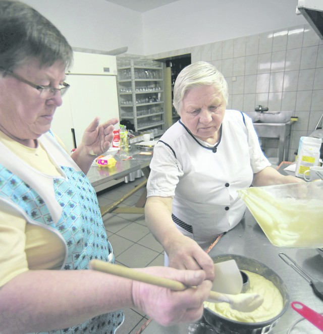 Halina Szafraniec i Bronisława Janiczek z Ornontowic pieką wielkanocne baby