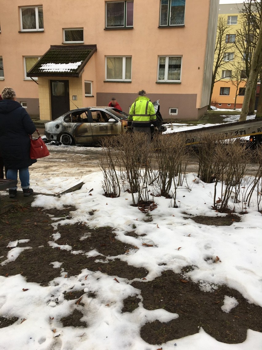 Przy ulicy Małcużyńskiego w Słupsku spłonął samochód osobowy [ZDJĘCIA]