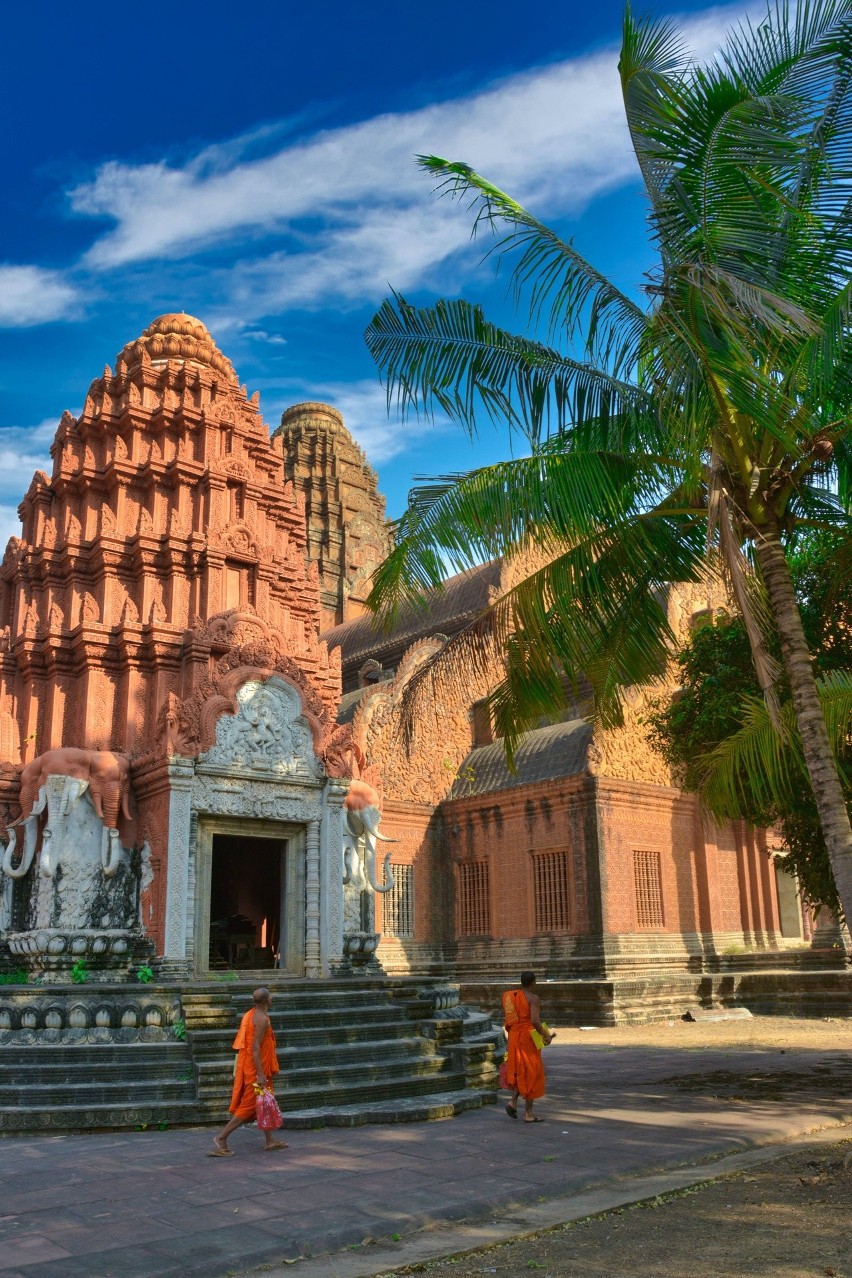 Buddyjski klasztor Phnom Reap w Phnom Penh. 98% mieszkańców...