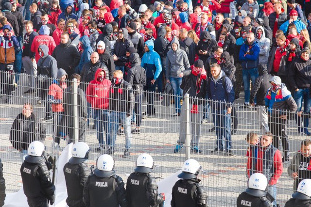 Widzew Łódź. To kibole z tego klubu starli się z policję przed stadionem miejskim w Białymstoku