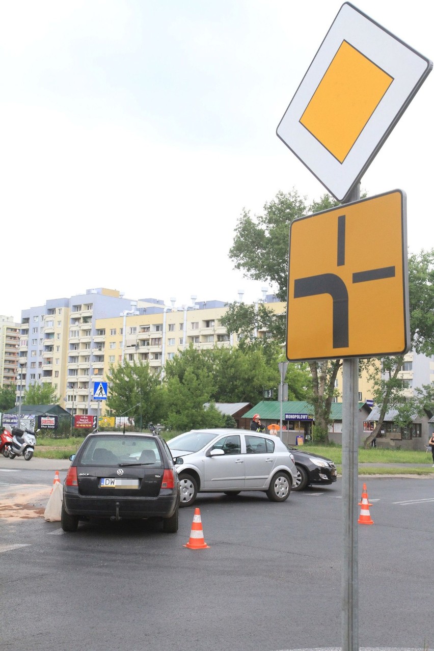 Czołowe zderzenie przy przejeździe kolejowym 