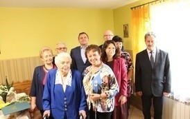 Helena Ozdoba ze Szczytnik, w gminie Dwikozy, ukończyła 100 lat. Piękna uroczystość z tortem i kwiatami. Kto odwiedził jubilatkę? Zdjęcia 