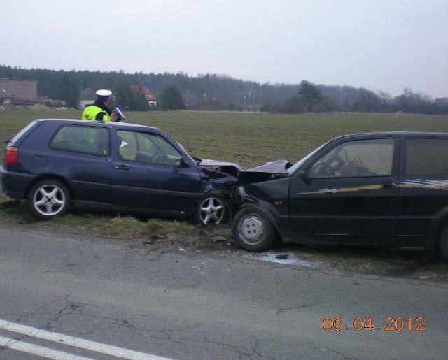 Wypadek w Gogolinie. Kierujący volkswagenem golfem na zakręcie zjechał na przeciwległy pas i zderzył się z prawidłowo jadącym fiatem cinquecento kierowanym przez kobietę. W wypadku zostały ranne cztery osoby.