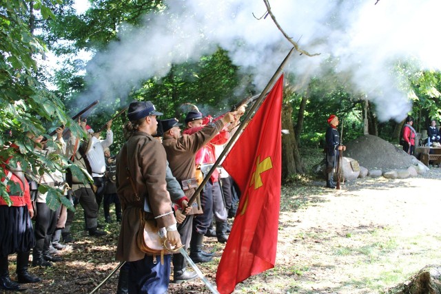 Podczas tegorocznych "Wakacji z Historią" w Małogoszczu odsłonięto Kopiec Pamięci Lat Nadziei i Walki 1863-1864