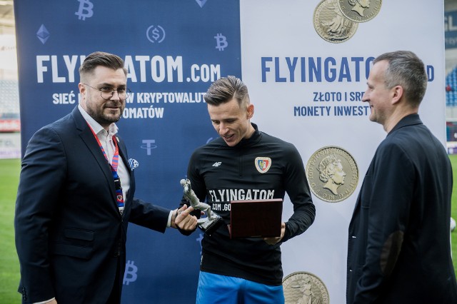 Prezes Piasta Gliwice Grzegorz Bednarski (z lewej) jest optymistą, choć zespół z Okrzei jest w strefie spadkowej PKO Ekstraklasy.