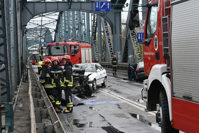 Dziś (22 kwietnia) po godz. 13 w Toruniu doszło do groźnie wyglądającego wypadku. Na moście im. J&oacute;zefa Piłsudskiego zderzyły się cztery samochody osobowe.&gt;&gt; Najświeższe informacje z regionu, zdjęcia, wideo tylko na www.pomorska.pl &lt;&lt;Na razie nie ma informacji na temat poszkodowanych. Uwaga kierowcy! Most jest całkowicie zablokowany. Na miejscu pr&oacute;cz policji pracują także trzy zastępy strażak&oacute;w.Na moście zderzyły się ze sobą cztery auta: dwa audi, opel oraz volkswagen. Z naszych informacji wynika, że trzy osoby trafiły do szpitala. Na miejscu policjanci wciąż prowadzą czynności śledcze. - Most będzie zablokowany jeszcze przez co najmniej dwie godziny, czyli do ok. godz. 16.30 - m&oacute;wi Wioletta Dąbrowska, rzecznik toruńskiej policji.Jak ustalili policjanci, osobowe audi jechało od strony Placu Rapackiego (centrum miasta) w kierunku Placu Armii Krajowej (dzielnica Podg&oacute;rz). Kierujący nim podjął manewr wyprzedzania. W pewnym momencie stracił panowanie nad pojazdem i zjechał na przeciwny pas ruchu. Wtedy doszło do czołowego zderzenia z jadącym z przeciwka drugim audi. Siła uderzenia była tak duża, że auto to cofnęło się i uderzyło w jadącego za nim opla astrę. Natomiast samoch&oacute;d sprawcy zdarzenia siła uderzenia ponownie skierowała na pas, kt&oacute;rym jechał pierwotnie i tam zderzył się z jadącym tym pasem volkswagenem passatem.Kierowca audi zbiegł z miejsca wypadku. Został już zatrzymany przez toruńskich policjant&oacute;w. Jak się okazało 23- latek był nietrzeźwy. W chwili badania miał ponad promil alkoholu w organizmie. Jak poinformowali nas policjanci do szpitala trafiła pasażerka opla, kt&oacute;ra po zaopatrzeniu mogła wr&oacute;cić do domu. Pogotowie zabrało także dwie poważnie ranne osoby z drugiego audi. One pozostały w szpitalu&lt;center&gt;INFO Z POLSKI - przegląd najciekawszych informacji ostatnich dni w kraju - 20 kwietnia 2017.&lt;iframe src=&quot;//get.x-link.pl/b165650f-4dc5-eac9-8bff-e809443ec686,89a13dba-d564-a435-ccda-135c845d3dc6,embed.html&quot; width=&quot;640&quot; height=&quot;360&quot; frameborder=&quot;0&quot; webkitallowfullscreen=&quot;&quot; mozallowfullscreen=&quot;&quot; allowfullscreen=&quot;&quot;&gt;&lt;/iframe&gt;&lt;/center&gt;