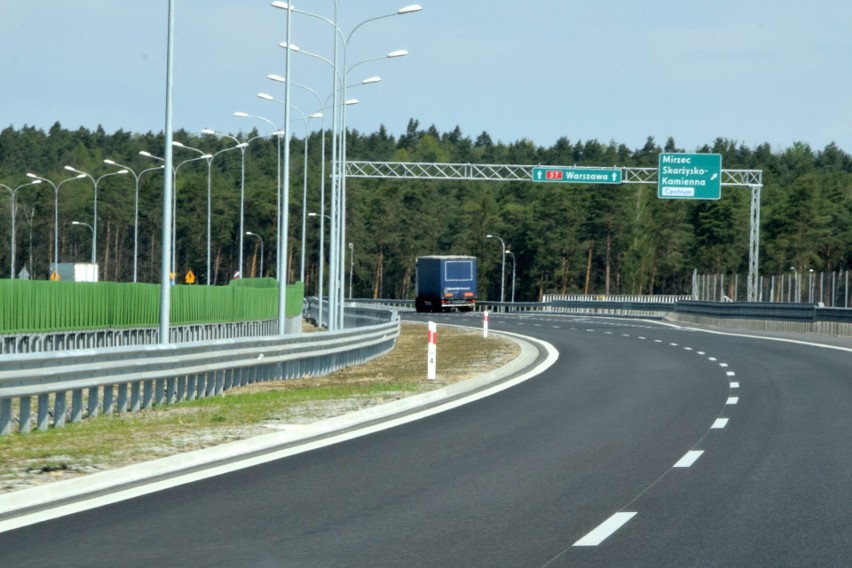 Ostatnie prace na budowie odcinka drogi ekspresowej S7 od Skarżyska-Kamiennej do granicy z województwem mazowieckim (ZDJĘCIA)