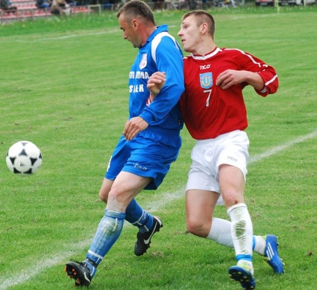 Jarosław Kaczor (z prawej) zagrał bardzo dobrze i zdobył trzy bramki dla Stali Kunów.
