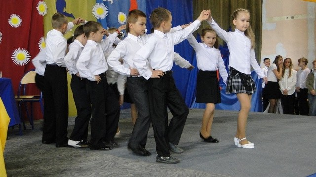 Szkolny zespół "Rozśpiewane małolaty&#8221; z werwą zatańczył na szkolnej estradzie.