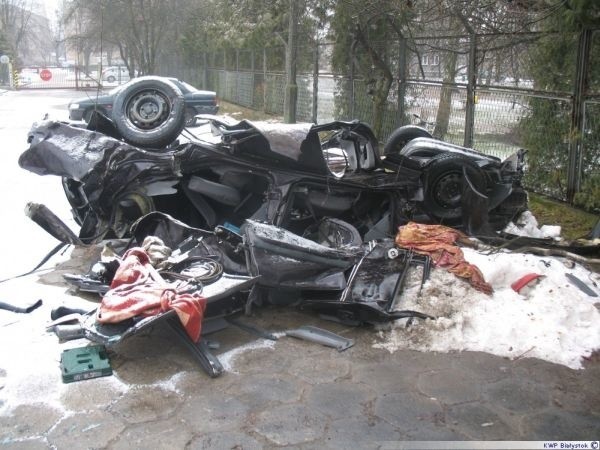 Ford wypadł z drogi. Młody kierowca zginął (zdjęcia)